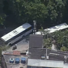 Criminosos sequestram 9 ônibus para fechar rua durante operação no Rio