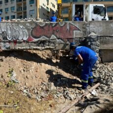 Trecho do calçadão da Praia do Forte passa por reparo emergencial