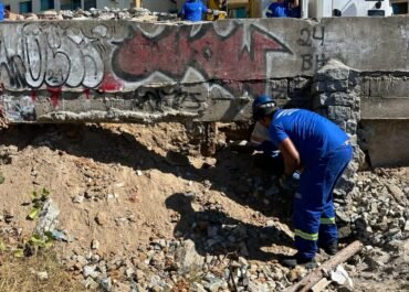 Trecho do calçadão da Praia do Forte passa por reparo emergencial