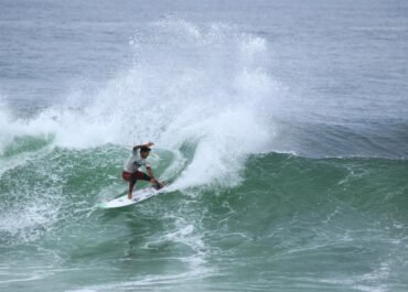 REMA WSL Saquarema Surf Festival abre mais duas competições em mar clássico na quarta-feira