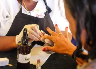 Prefeitura de Maricá promove ação de autocuidado para população em situação de rua