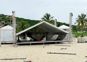 Prefeitura de Arraial do Cabo avança na montagem da Arena dos Blocos para o Carnaval 2026