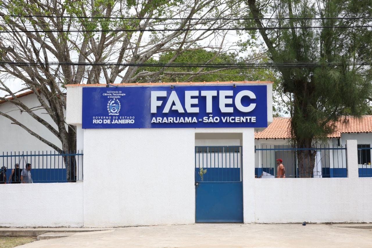 Governador Cláudio Castro e prefeita de Araruama, Daniela Soares, vão inaugurar sede da Faetec hoje em São Vicente