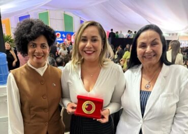 Prefeita Daniela Soares recebe o Selo Ouro de Alfabetização concedido pelo MEC, pela primeira vez, ao município de Araruama