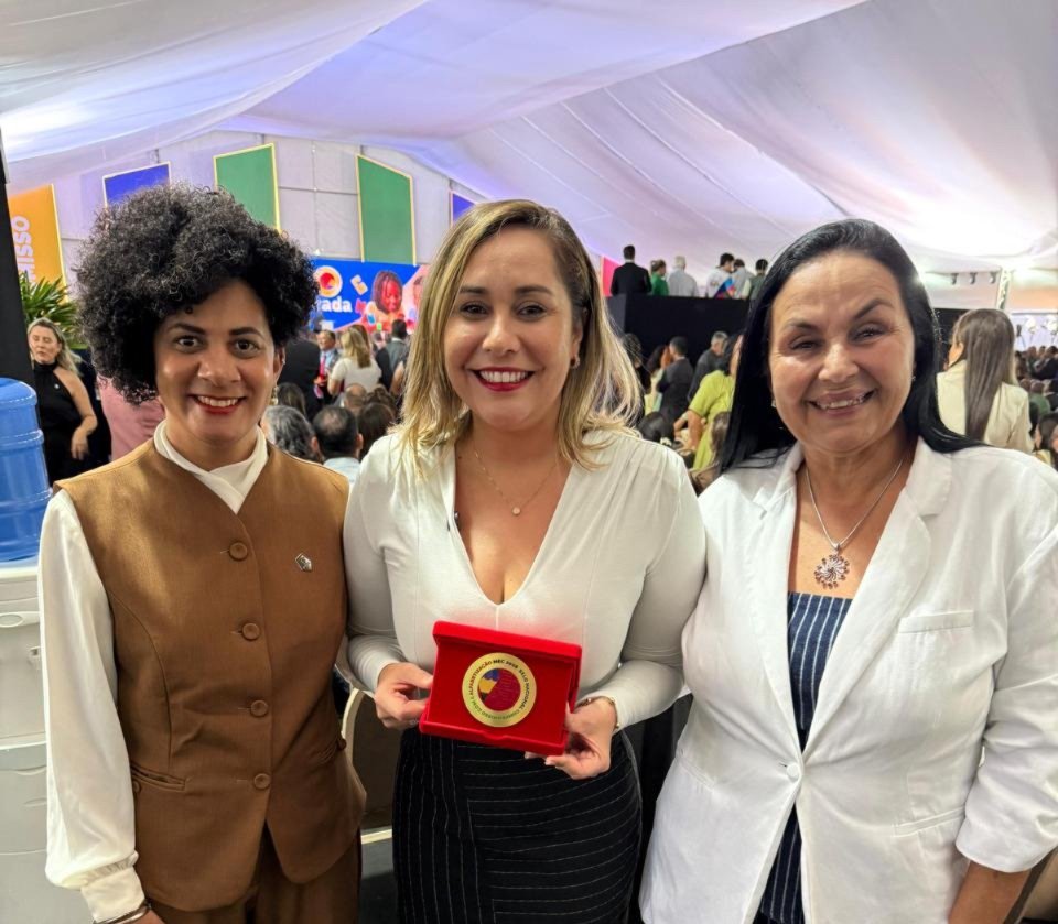 Prefeita Daniela Soares recebe o Selo Ouro de Alfabetização concedido pelo MEC, pela primeira vez, ao município de Araruama