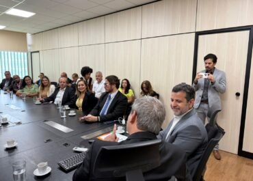 Prefeita de Araruama se reúne no Ministério da Educação para avançar na implantação de uma Universidade Federal pública no município