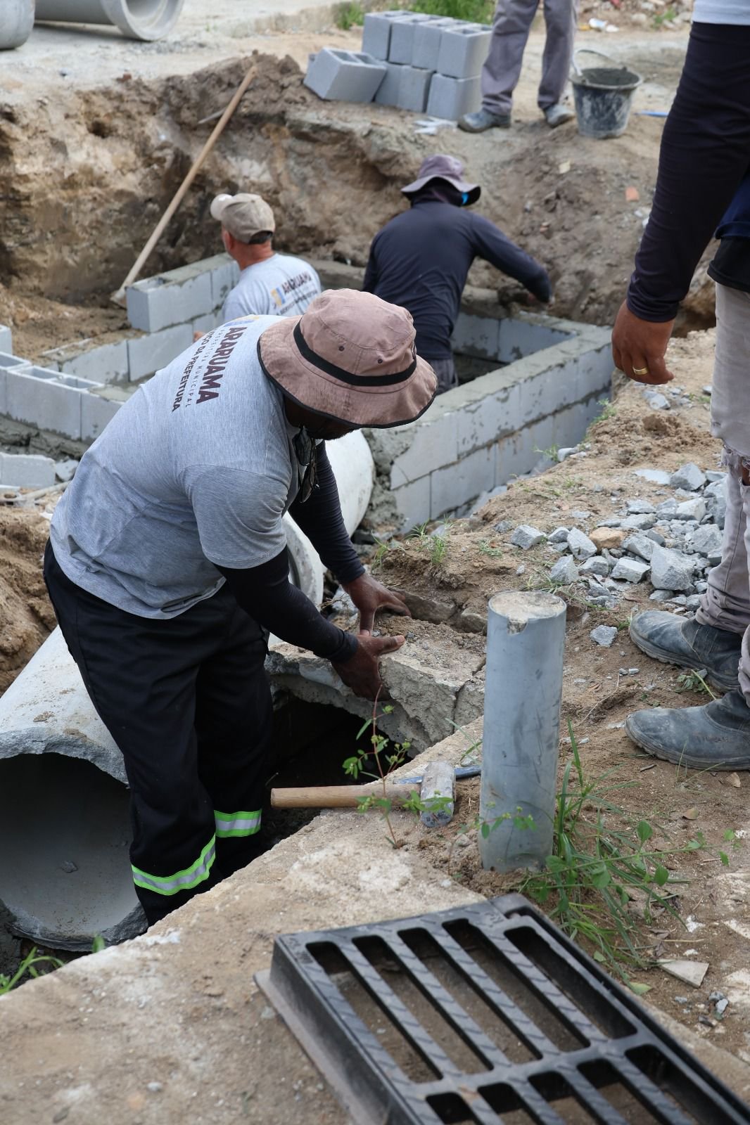 Prefeitura de Araruama realiza obras de drenagem e limpeza na região da Praça do Viaduto