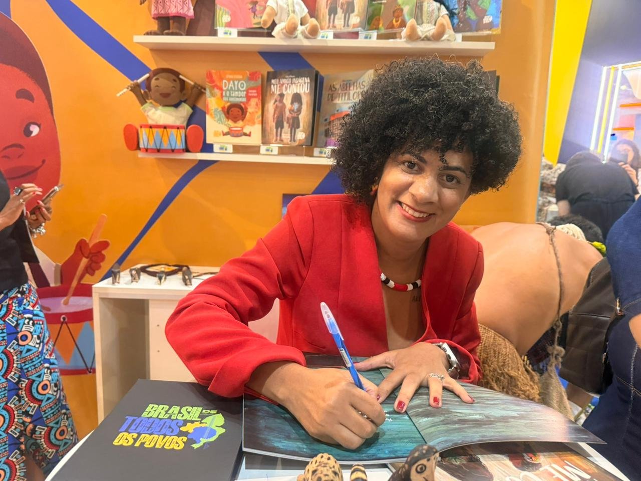 Subsecretária de Araruama lança livro na maior feira de inovação e tecnologia para a educação da América Latina