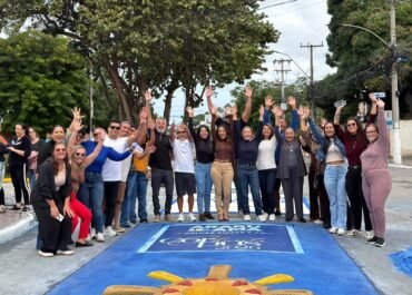 Prefeita Daniela Soares acompanha confecção dos tapetes de sal e destaca tradição de Corpus Christi em Araruama
