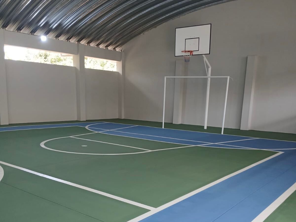 Araruama: Escola Faustina Silva de Carvalho, em São Vicente, inaugura quadra poliesportiva e ampla revitalização da unidade