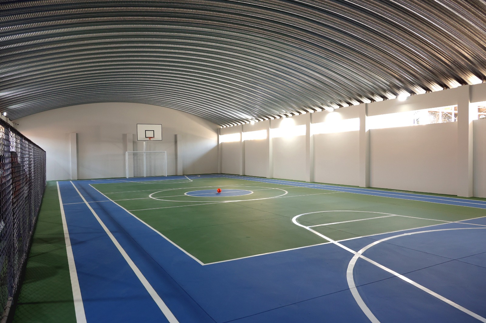 Prefeitura de Araruama entrega mais uma quadra e apresenta espaço poliesportivo na Escola Municipal Orlando Dias