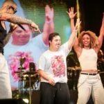 Mãe vê filho realizar sonho ao lado de Léo Santana no palco da Expo Agro em Araruama 2026