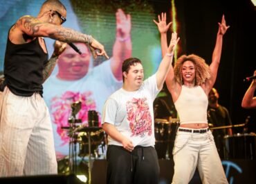 Mãe vê filho realizar sonho ao lado de Léo Santana no palco da Expo Agro em Araruama 2026