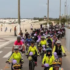 Motociata reúne motociclistas e ciclistas em mobilização pelo fim da violência contra a mulher em Cabo Frio