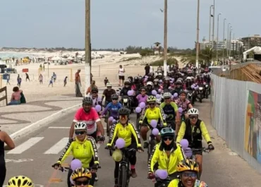 Motociata reúne motociclistas e ciclistas em mobilização pelo fim da violência contra a mulher em Cabo Frio