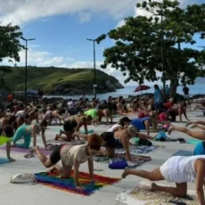 Cabo Frio recebe mais uma edição do projeto “Yoga no Forte” neste domingo (27)