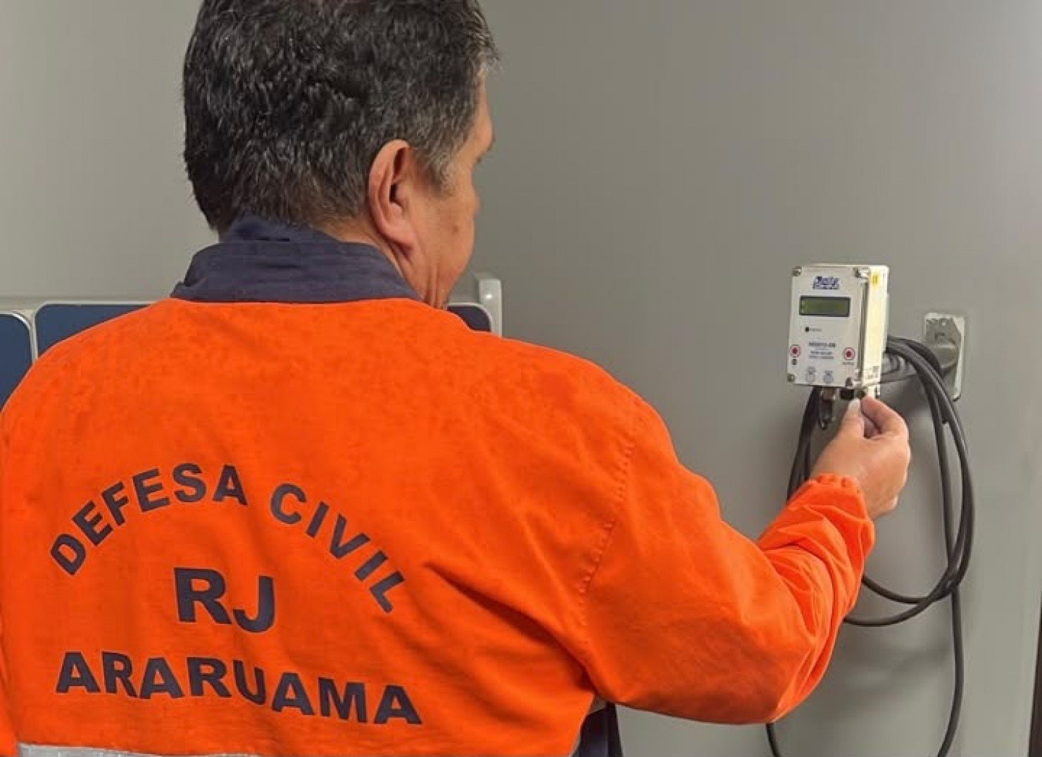 Defesa Civil de Araruama realiza manutenção de pluviômetros em diferentes regiões do município