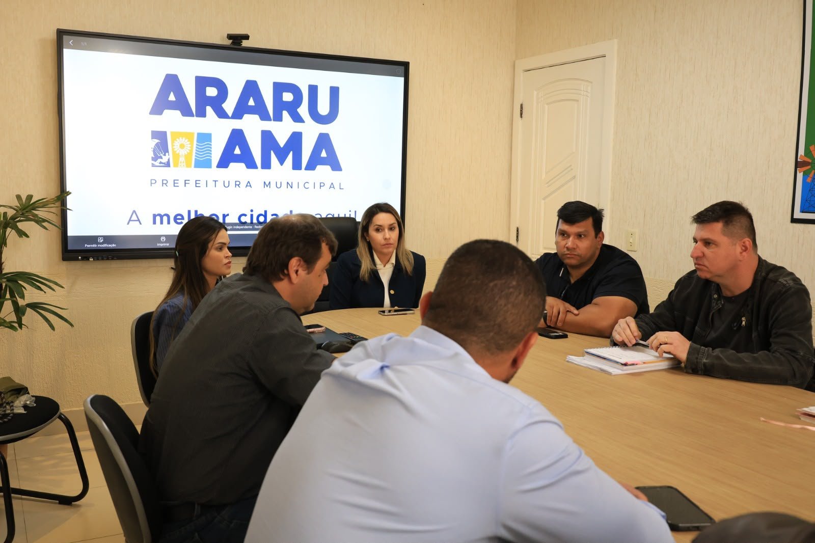 Prefeita Daniela Soares cobra Enel por respostas, investimentos e melhorias no fornecimento de energia em Araruama
