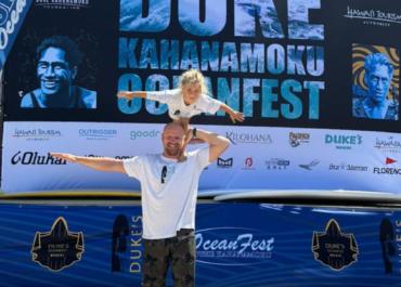 Coral, filha do tricampeão mundial Phil Rajzman, participa do North Shore Menehune Surfing Championships, no Havaí