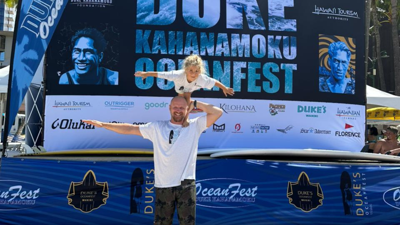 Coral, filha do tricampeão mundial Phil Rajzman, participa do North Shore Menehune Surfing Championships, no Havaí